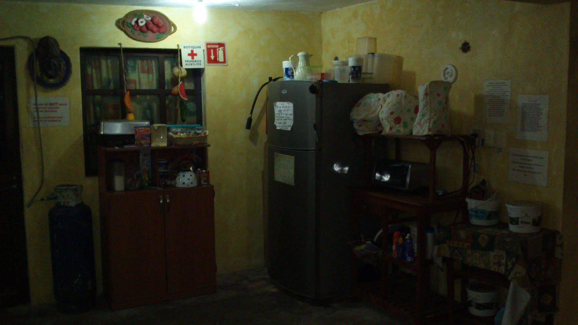 Amigos Hostel Cozumel Bagian luar foto