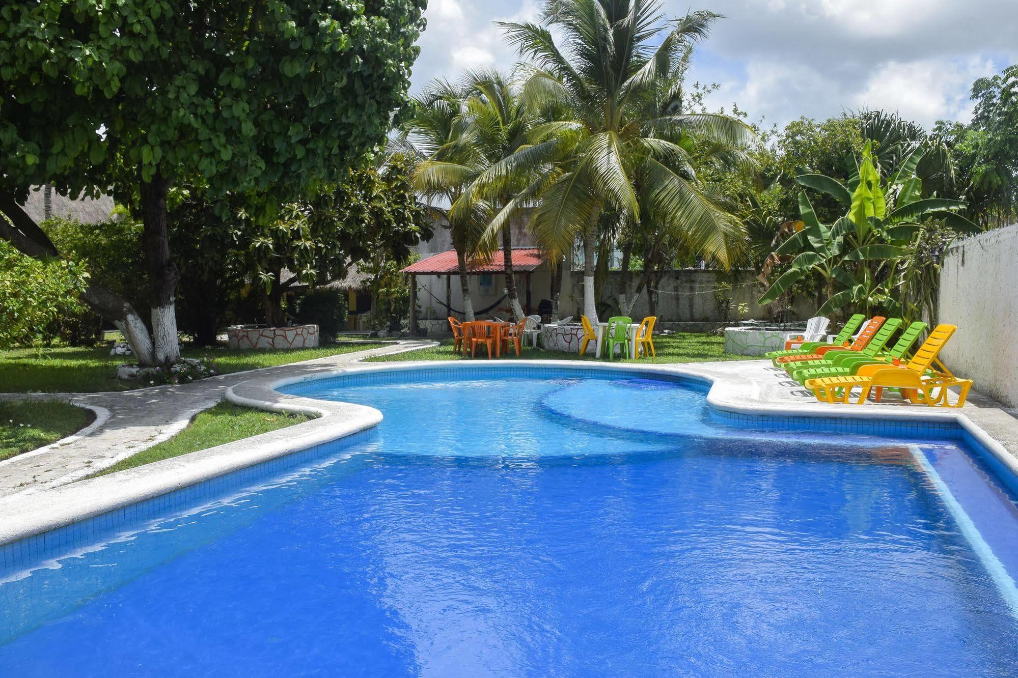 Amigos Hostel Cozumel Bagian luar foto